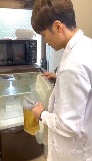 できあがった容器を冷蔵庫に入れているところ