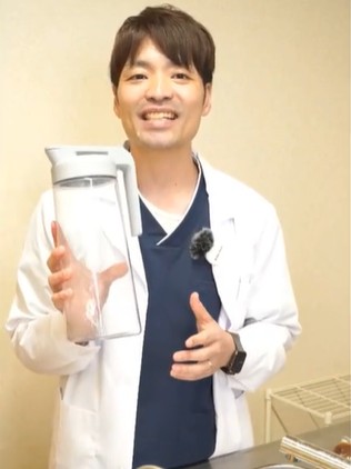 2リットルの容器を手に持つ予防先生