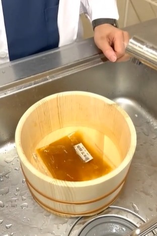 お水を張った木の桶に、原液の袋をつけて解凍しているところ